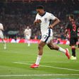 Na estreia de Tuchel, Lewis-Skelly fez história