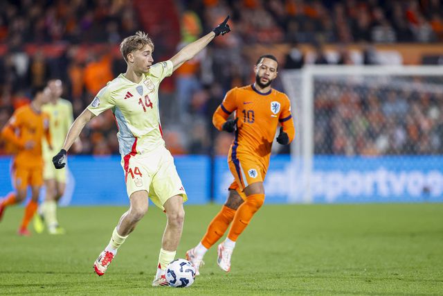 Dean Huijsen, central de 19 anos do Bournemouth, estreou-se pela seleção espanhola no país onde nasceu (Foto: IMAGO)
