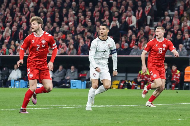 Kristensen a marcar Cristiano Ronaldo no Dinamarca-Portugal