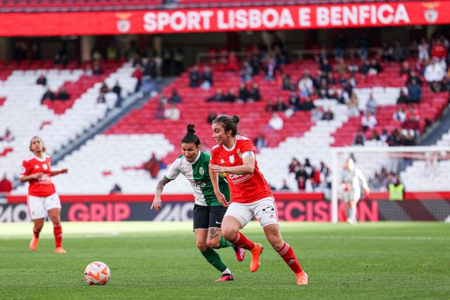 Pauleta, do Benfica, conduz a bola perante Ana Borges, do Sporting, durante o jogo da Liga feminina que terminou com empate a um golo. Neste sábado há novo dérbi, agora para a Taça de Portugal
