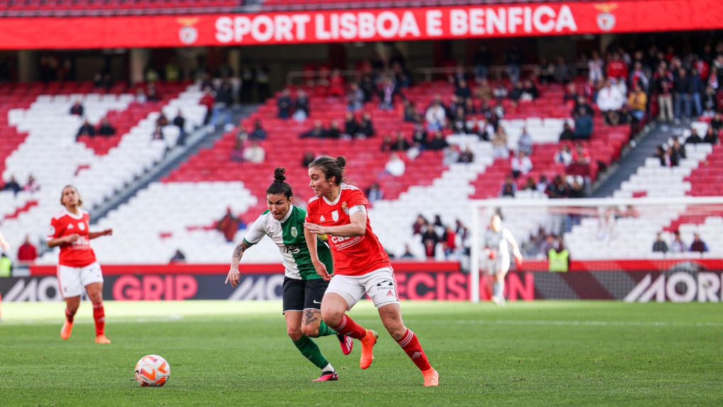 Pauleta, do Benfica, conduz a bola perante Ana Borges, do Sporting, durante o jogo da Liga feminina que terminou com empate a um golo. Neste sábado há novo dérbi, agora para a Taça de Portugal