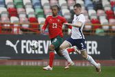 Leandro Santos, do Benfica, em disputa de bola com Max Alleyne, no jogo entre as seleções de sub-20 de Portugal e Inglaterra, em Leiria
