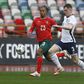Leandro Santos, do Benfica, em disputa de bola com Max Alleyne, no jogo entre as seleções de sub-20 de Portugal e Inglaterra, em Leiria