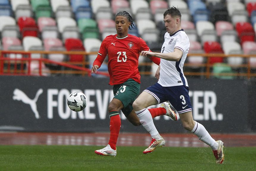 Leandro Santos, do Benfica, em disputa de bola com Max Alleyne, no jogo entre as seleções de sub-20 de Portugal e Inglaterra, em Leiria