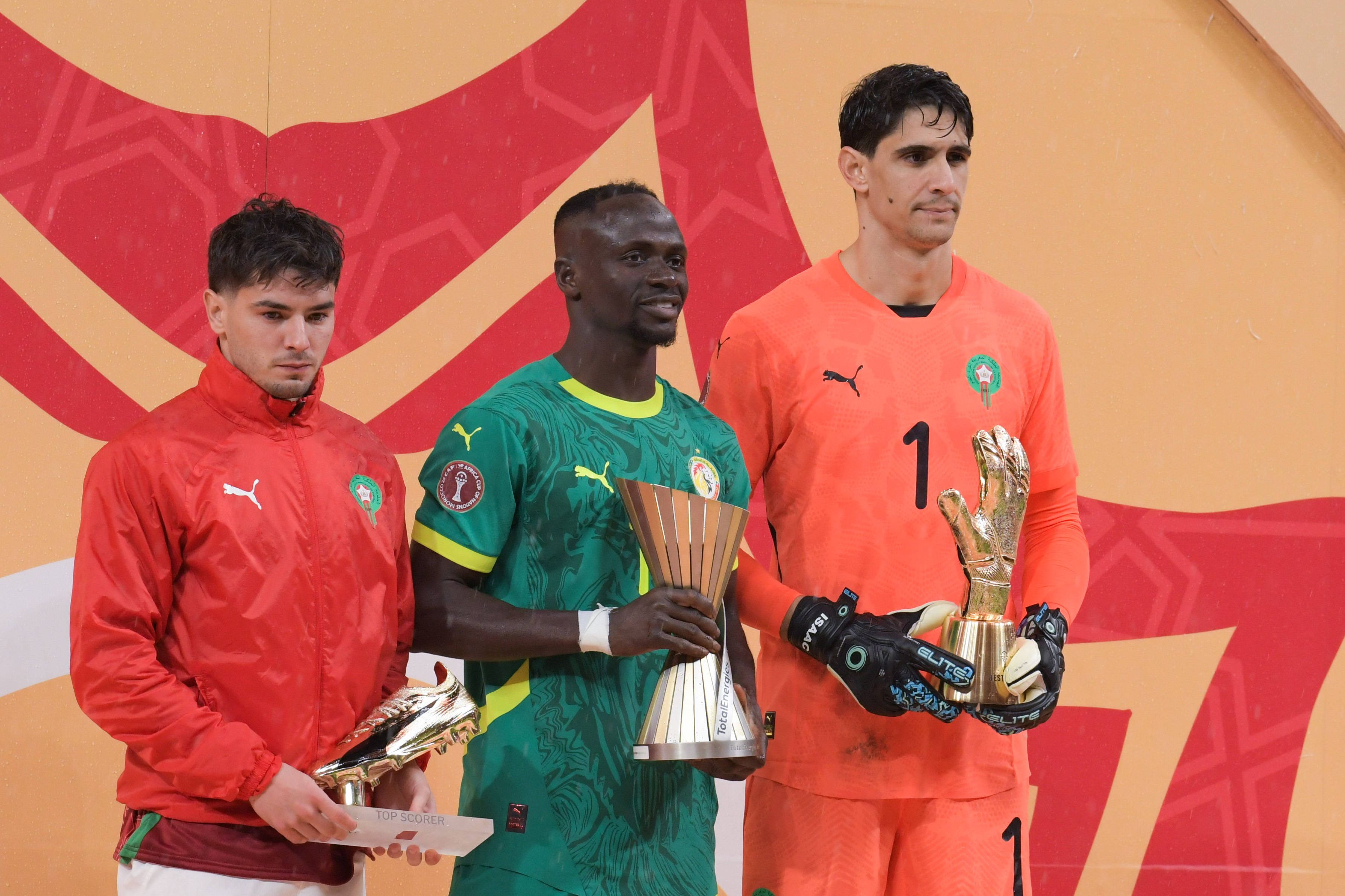 Sadio Mané com o prémio de MVP do torneio da CAN 2025, ao lado de Bono e Brahim Díaz