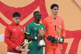 Sadio Mané com o prémio de MVP do torneio da CAN 2025, ao lado de Bono e Brahim Díaz