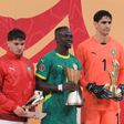 Sadio Mané com o prémio de MVP do torneio da CAN 2025, ao lado de Bono e Brahim Díaz