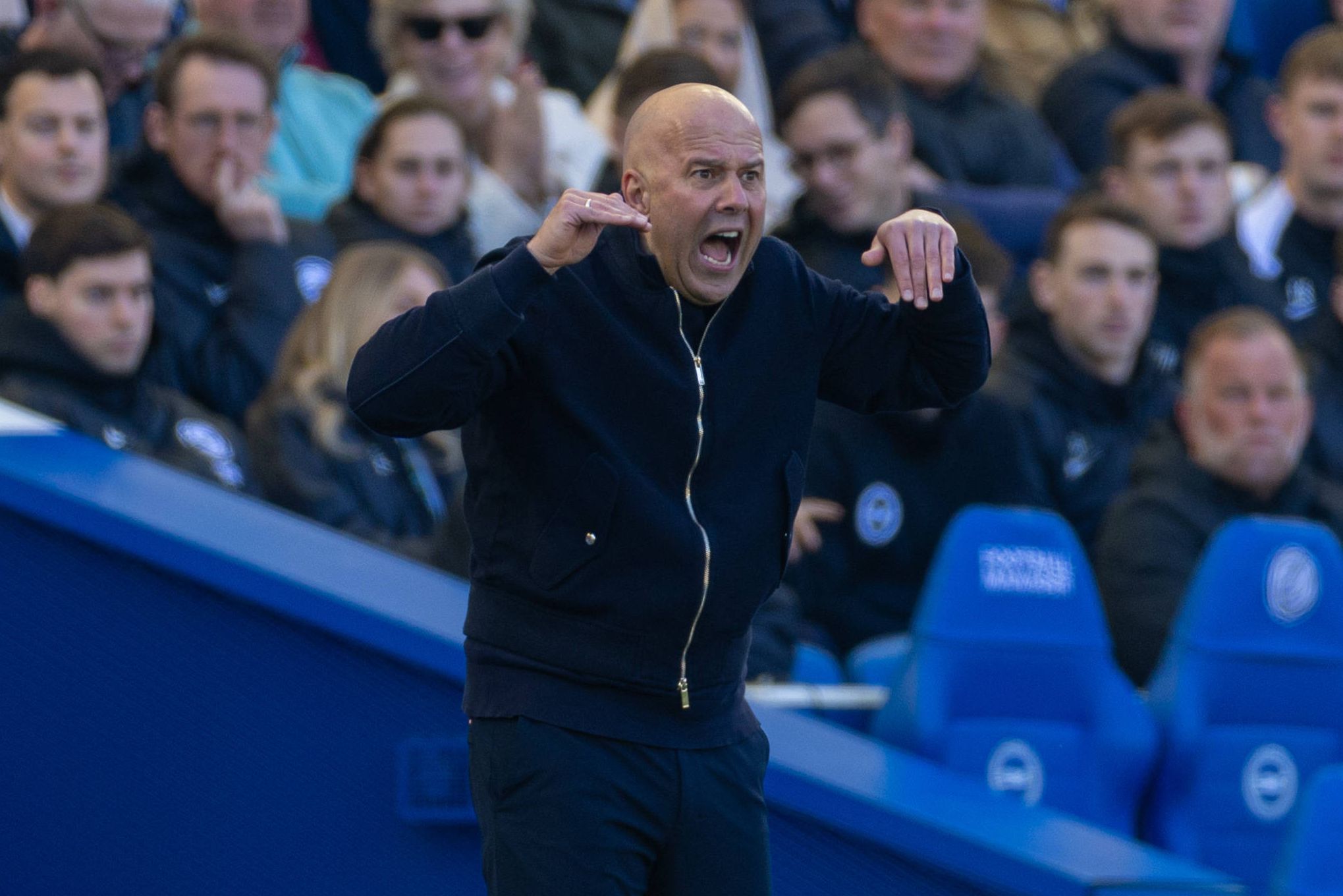 Arne Slot frustrado com a derrota do Liverpool em Brighton
