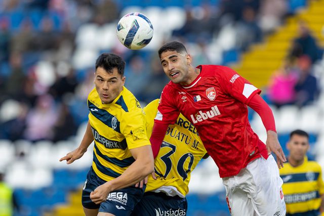 Antonio Espigares e Fernando disputam a bola no jogo entre o Santa Clara e o Gil Vicente - Foto: EDUARDO COSTA/LUSA