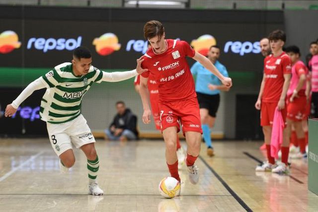 Wesley na disputa com um adversário. Foto: FPF