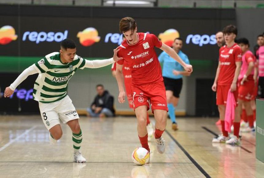 Wesley na disputa com um adversário. Foto: FPF