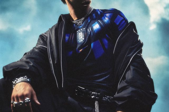 Maxi Araújo mostra camisola do Uruguai