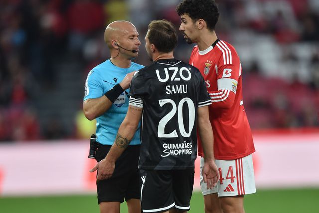 Luís Godinho ouve queixas de Tomás Araújo e Samu — Foto: Miguel Nunes