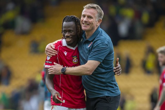 Kaboré com o treinador do Wrexham, Phil Parkinson