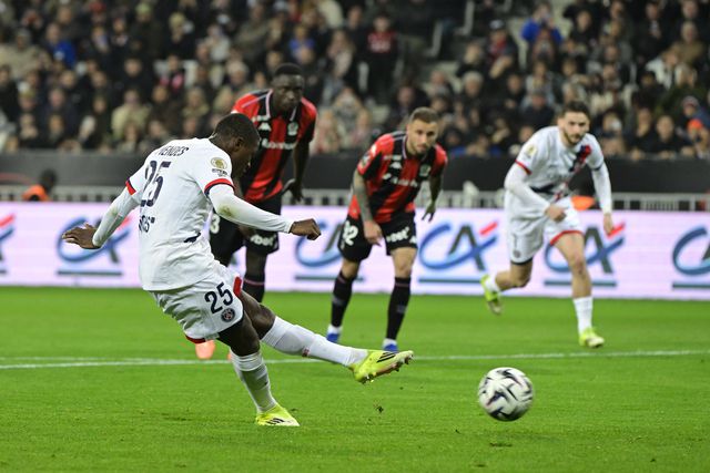 Nuno Mendes inaugurou o marcador para o PSG na transformação de um penálti - FOTO: Imago