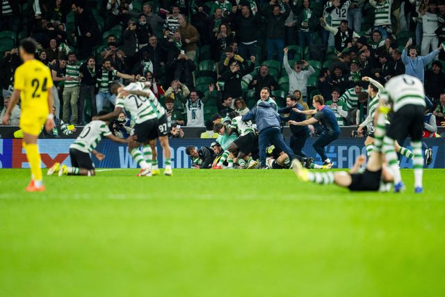 Jogadores e adeptos do Sporting a festejar o apuramento para os quartos de final da Champions em Alvalade