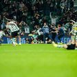 Jogadores e adeptos do Sporting a festejar o apuramento para os quartos de final da Champions em Alvalade