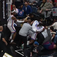 VÍDEO: nem o repórter de imagem escapou nesta batalha campal na NBA