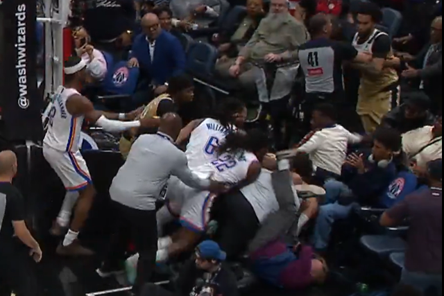 VÍDEO: nem o repórter de imagem escapou nesta batalha campal na NBA