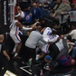 VÍDEO: nem o repórter de imagem escapou nesta batalha campal na NBA