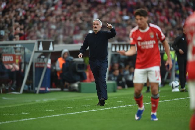 José Mourinho dá indicações à equipa na primeira parte — Foto: Miguel Nunes