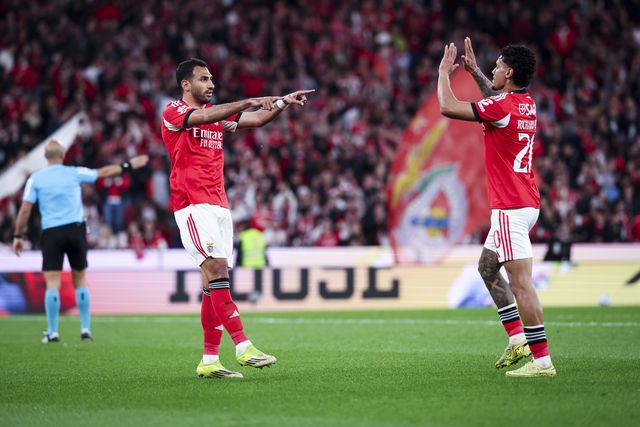 Benfica treme, mas aproveita erros do Vitória para sorrir