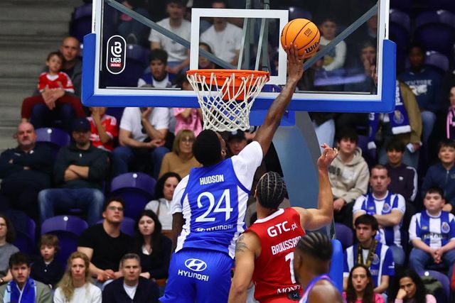 Triplos de Dunn levam dragão à vitória no clássico