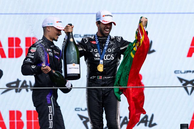 António Félix da Costa a representar Portugal no topo do pódio em Madrid