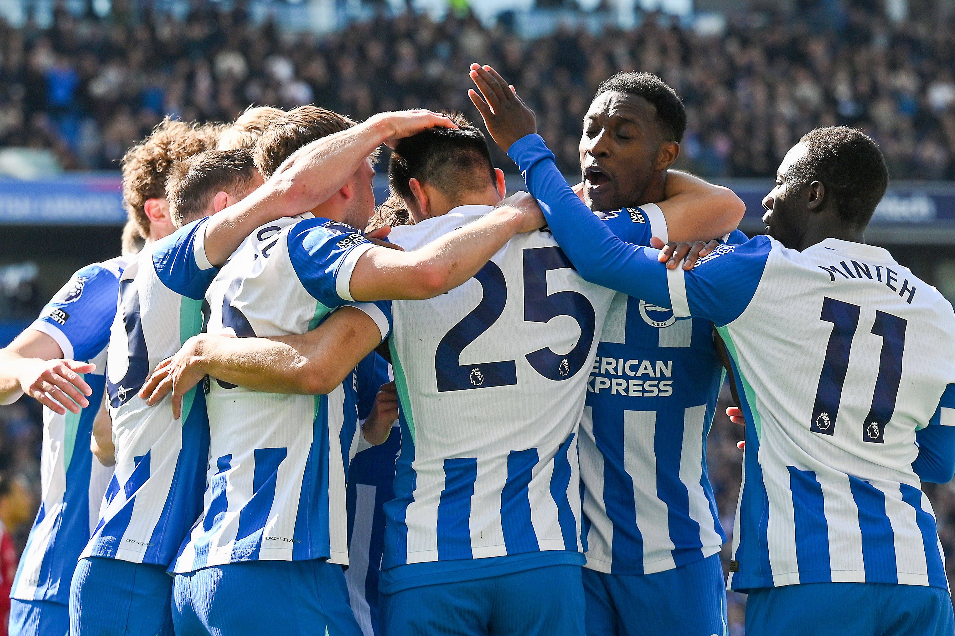 Danny Welbeck bisou na vitória do Brighton ao Liverpool
