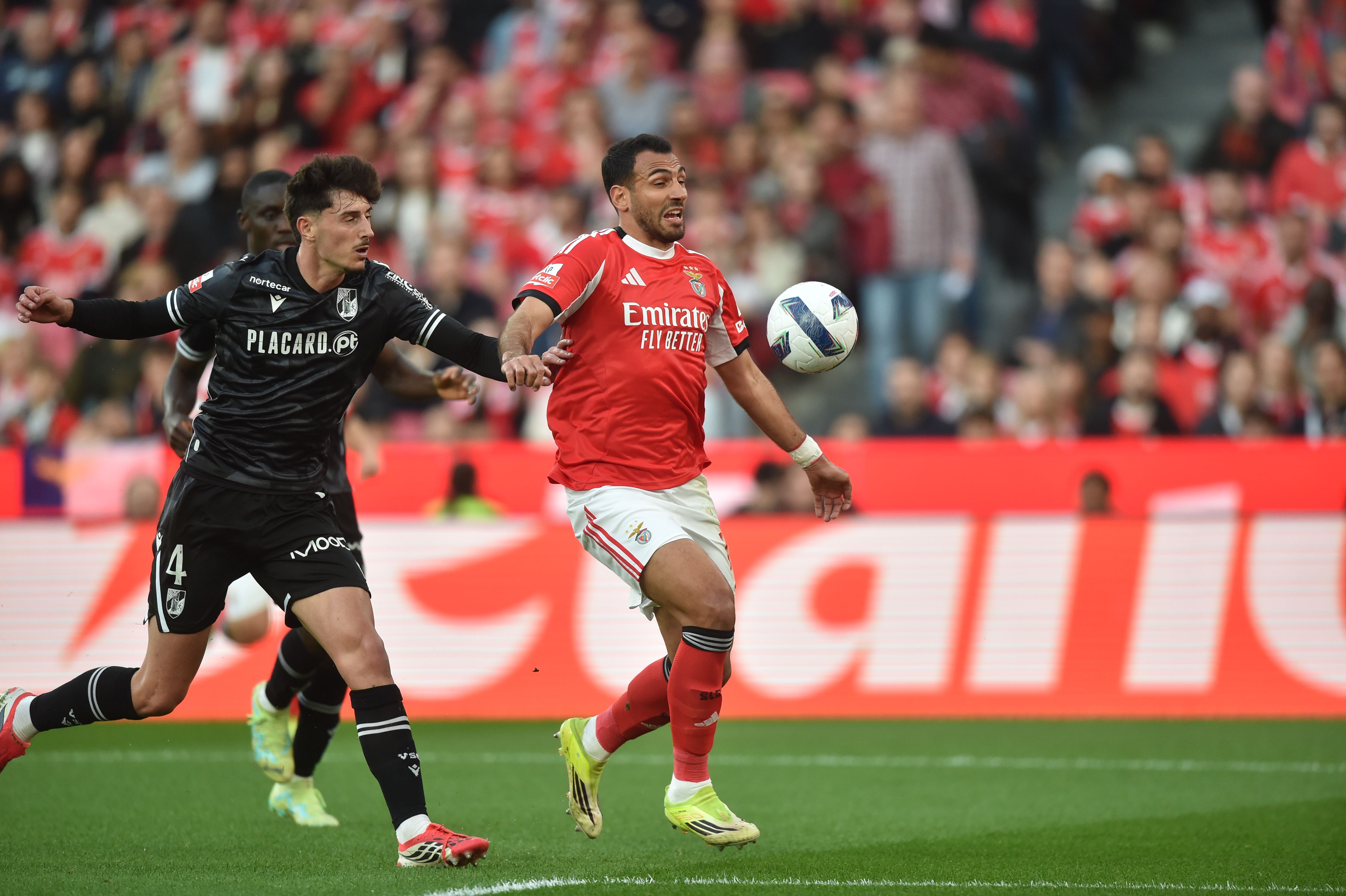 Pavlidis pressionado por Óscar Rivas - Foto: Miguel Nunes