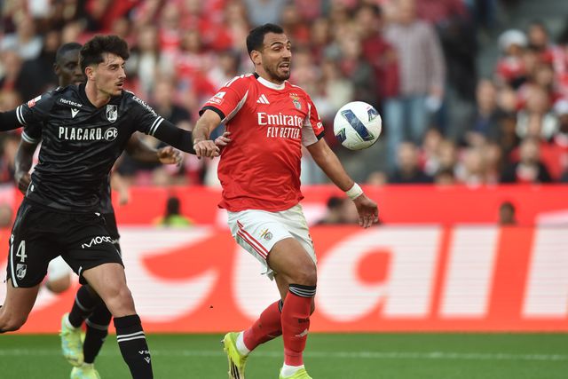 Pavlidis pressionado por Óscar Rivas - Foto: Miguel Nunes