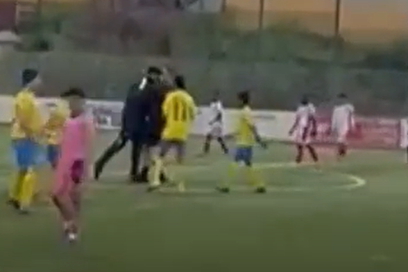 Árbitro agredido à cabeçada por treinador em jogo de sub-11 da AF Lisboa (vídeo)