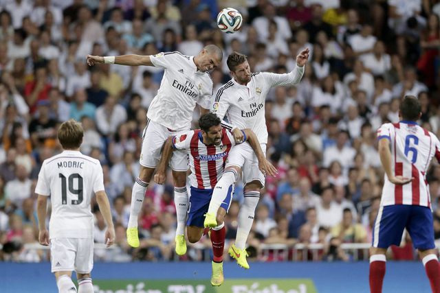 Pepe, Sergio Ramos e Raúl García numa disputa de bola