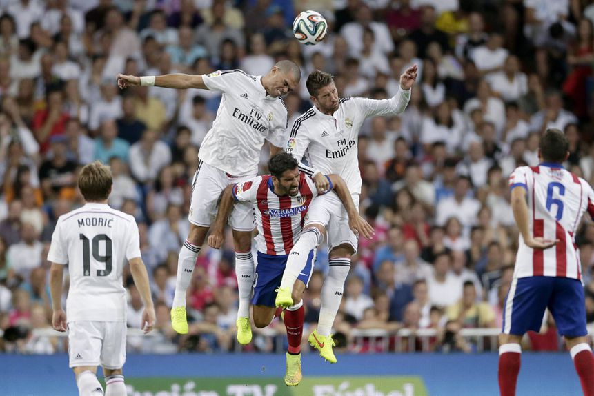 Pepe, Sergio Ramos e Raúl García numa disputa de bola