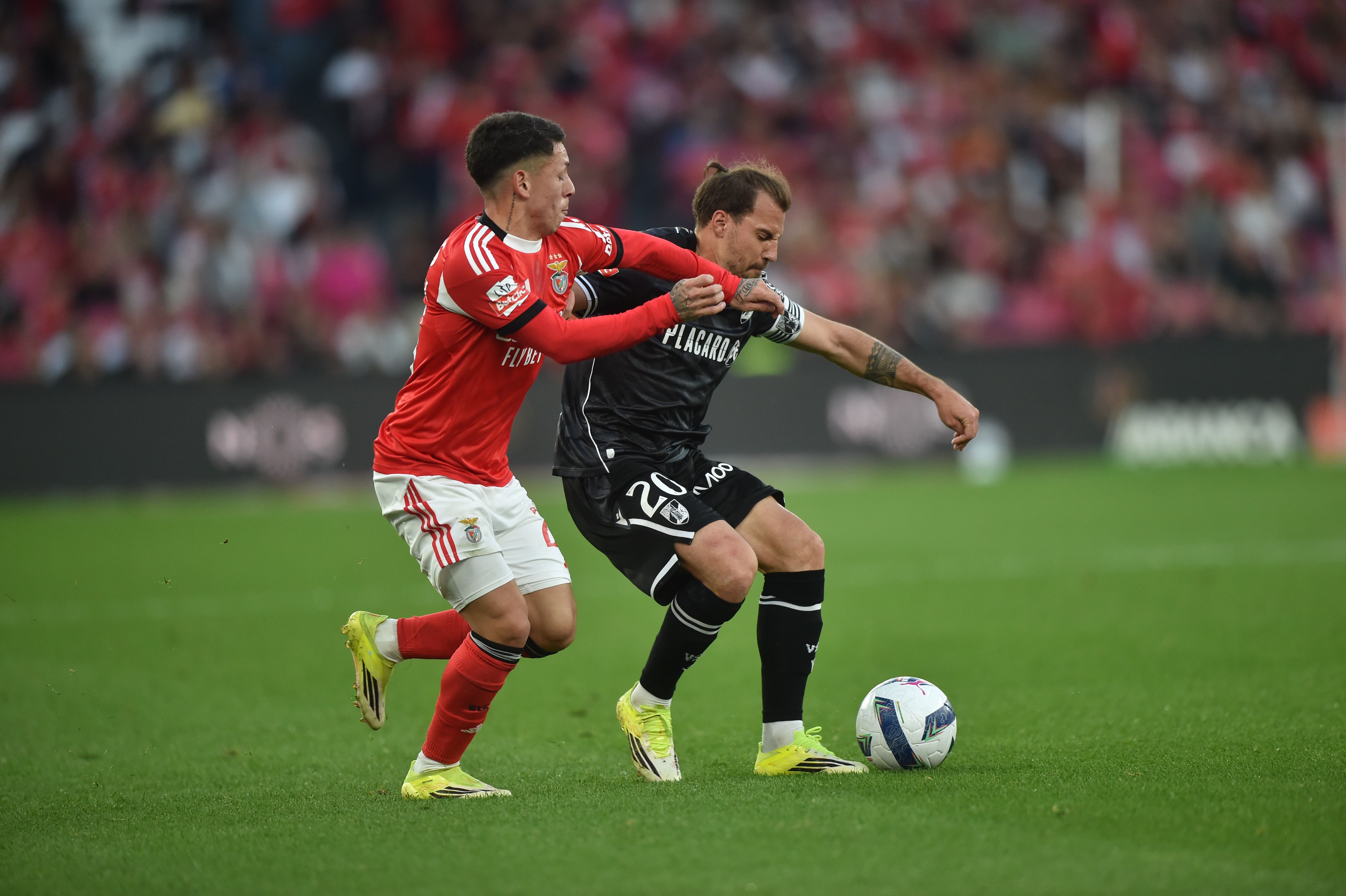 Prestianni em duelo com Samu - Foto: Miguel Nunes