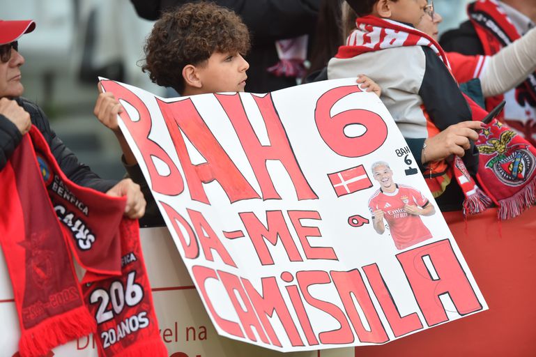 Jovem adepto do Benfica com cartolina a pedir camisola a Bah - Foto: Miguel Nunes