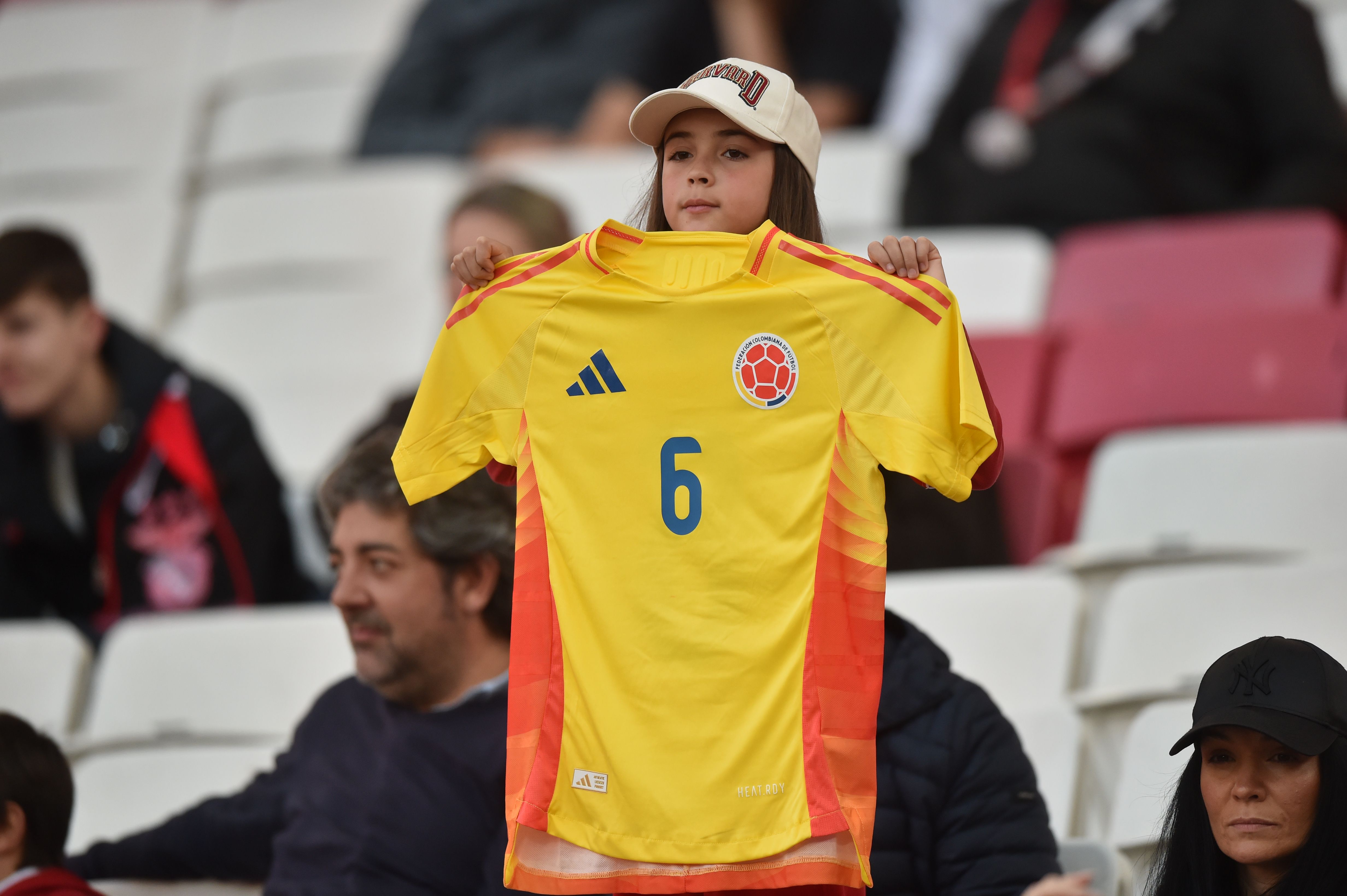 Jovem adepta do Benfica com camisola de Richard Ríos (Colômbia) - Foto: Miguel Nunes