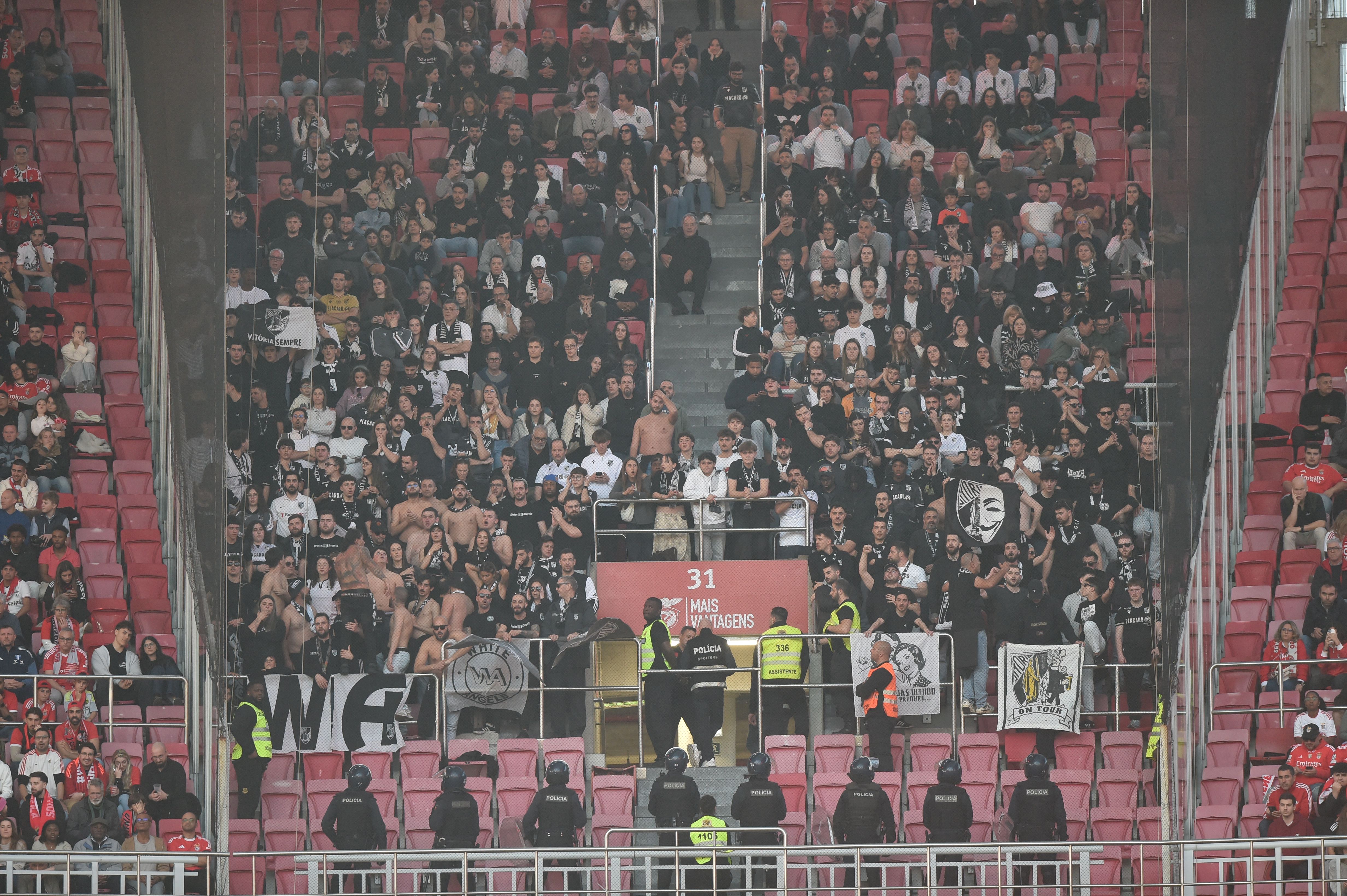 Adeptos do Vitória de Guimarães deslocaram-se em força à Luz - Foto: Miguel Nunes