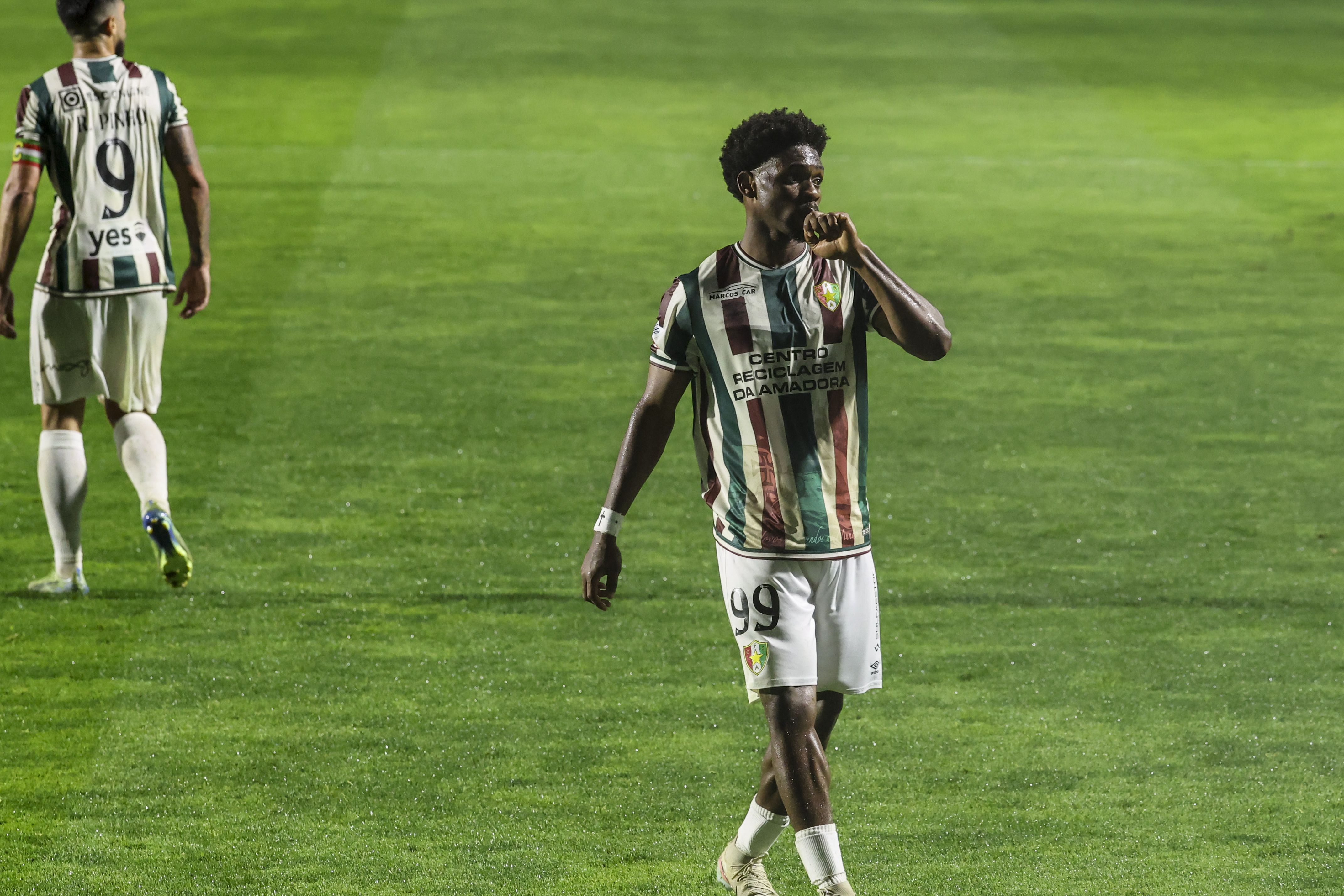 Extremo nigeriano e ponta de lança brasileiro têm dado um forte contributo ao ataque estrelista - Foto: António Cotrim/LUSA