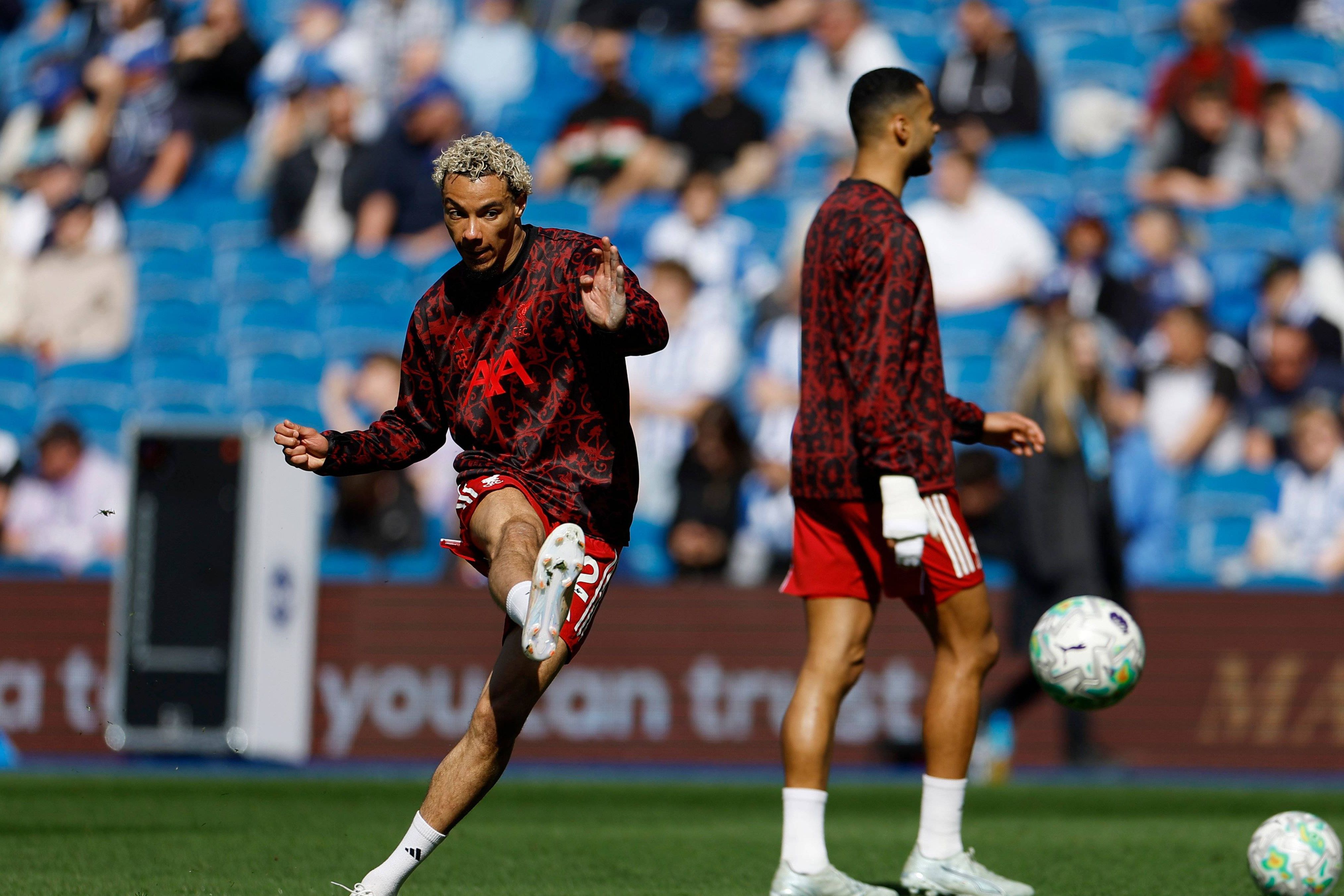 Jogadores do Liverpool a aquecer em Brighton