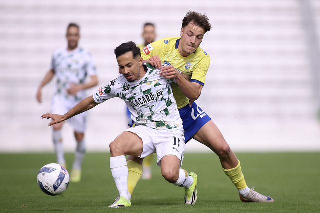 Alan (E), em ação contra Van EE (D), durante o jogo da Primeira Liga de Futebol, realizado no Estádio Comendador Joaquim de Almeida Freitas, em Moreira de Cónegos, 21 de março de 2026. MANUEL FERNANDO ARAÚJO/LUSA