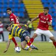 Agustín disputa a bola com Pedro Ferreira no jogo entre o Santa Clara e o Gil Vicente - Foto: EDUARDO COSTA/LUSA