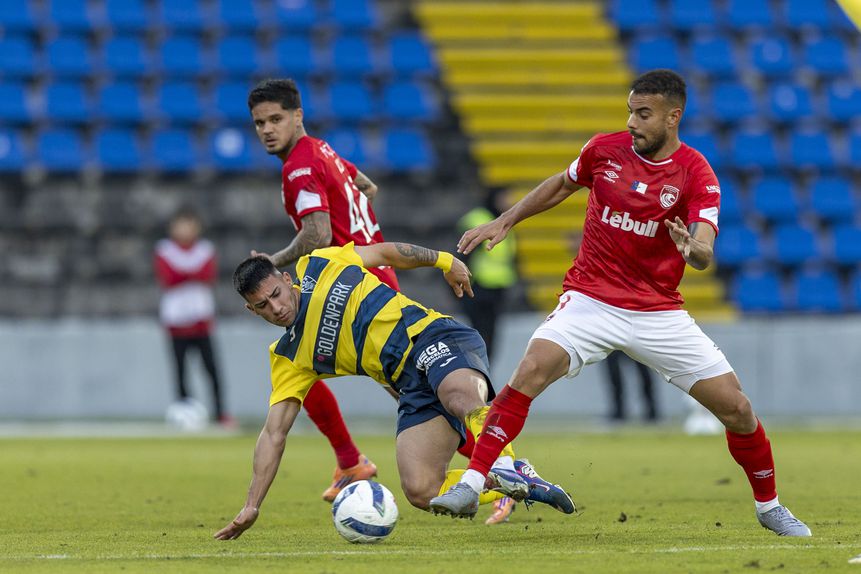 Agustín disputa a bola com Pedro Ferreira no jogo entre o Santa Clara e o Gil Vicente - Foto: EDUARDO COSTA/LUSA
