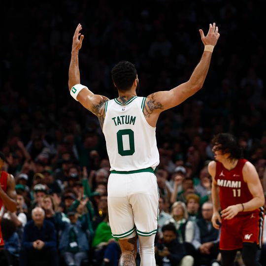 Celtics marcam 22 triplos e vencem o Jogo 1 do play-off contra os Heat