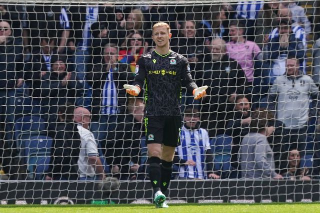 VÍDEO: primeiro toque já dava autogolo… mas guarda-redes conseguiu piorar