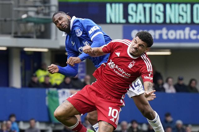 Everton vence Nottingham Forest, com Beto a cair inanimado após choque