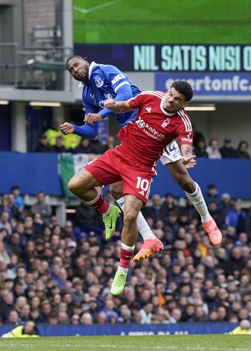 Everton vence Nottingham Forest, com Beto a cair inanimado após choque