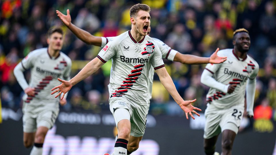 Leverkusen evita a derrota nos descontos em Dortmund e segue imbatível ao fim de 45 jogos