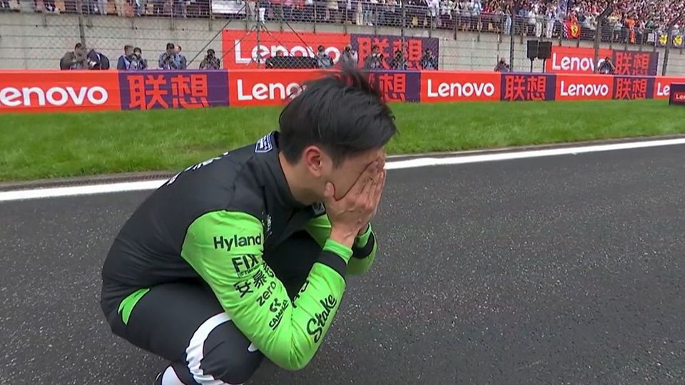 Vídeo: emoção de Guanyu Zhou e honras da FIA no seu primeiro GP em casa