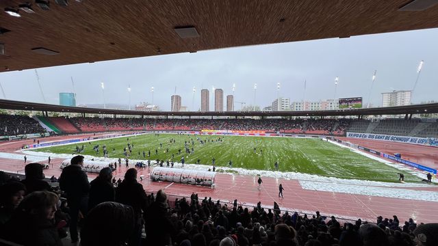 Neve interrompeu Zurique-St.Gallen... e os adeptos meteram mãos à obra